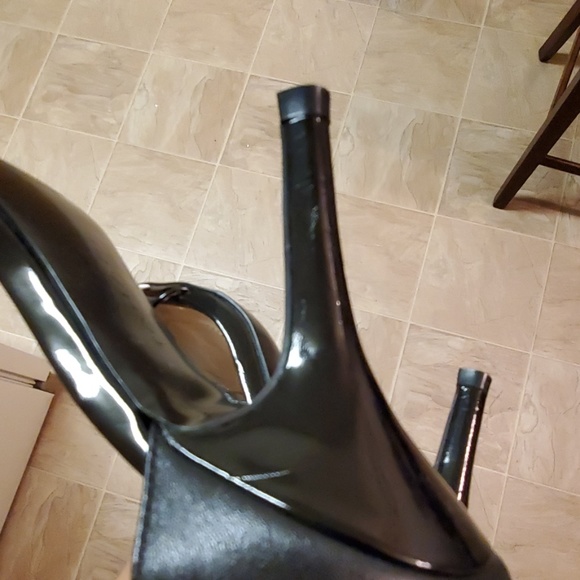 Tahari Laura Leather Colorblock Open Toe Sandals - Picture 6 of 6